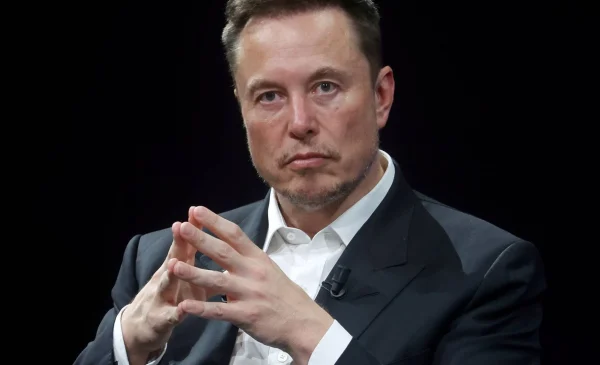 Elon Musk’s organization Neuralink declares that it has successfully given a human its brain implant. The product could be an unprecedented development in the medical field but does come with risks. (Photo from Getty Images via news24) 