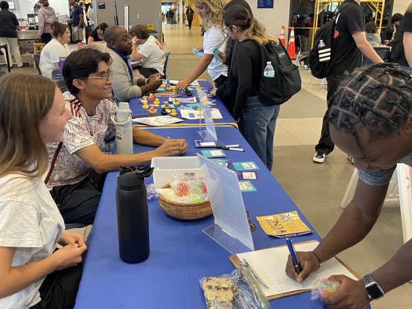 Students gather at UNG’s Spread Hope event to help send positive messages to others around the campus and speak to student counselors.