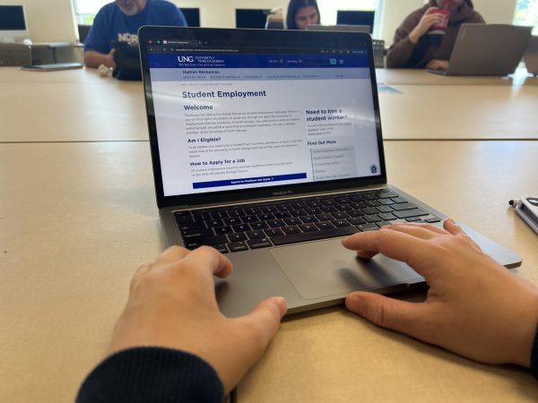 UNG Student checking out the Federal Work Study website. Photo by Amelia Anderson