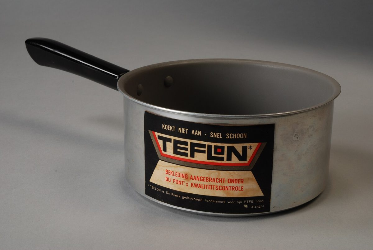 Picture features a vintage teflon pan. Photo by https://commons.wikimedia.org/wiki/File:Aluminium_steelpan_met_teflon_van_Van_Nelle,_objectnr_90815.JPG#Licensing